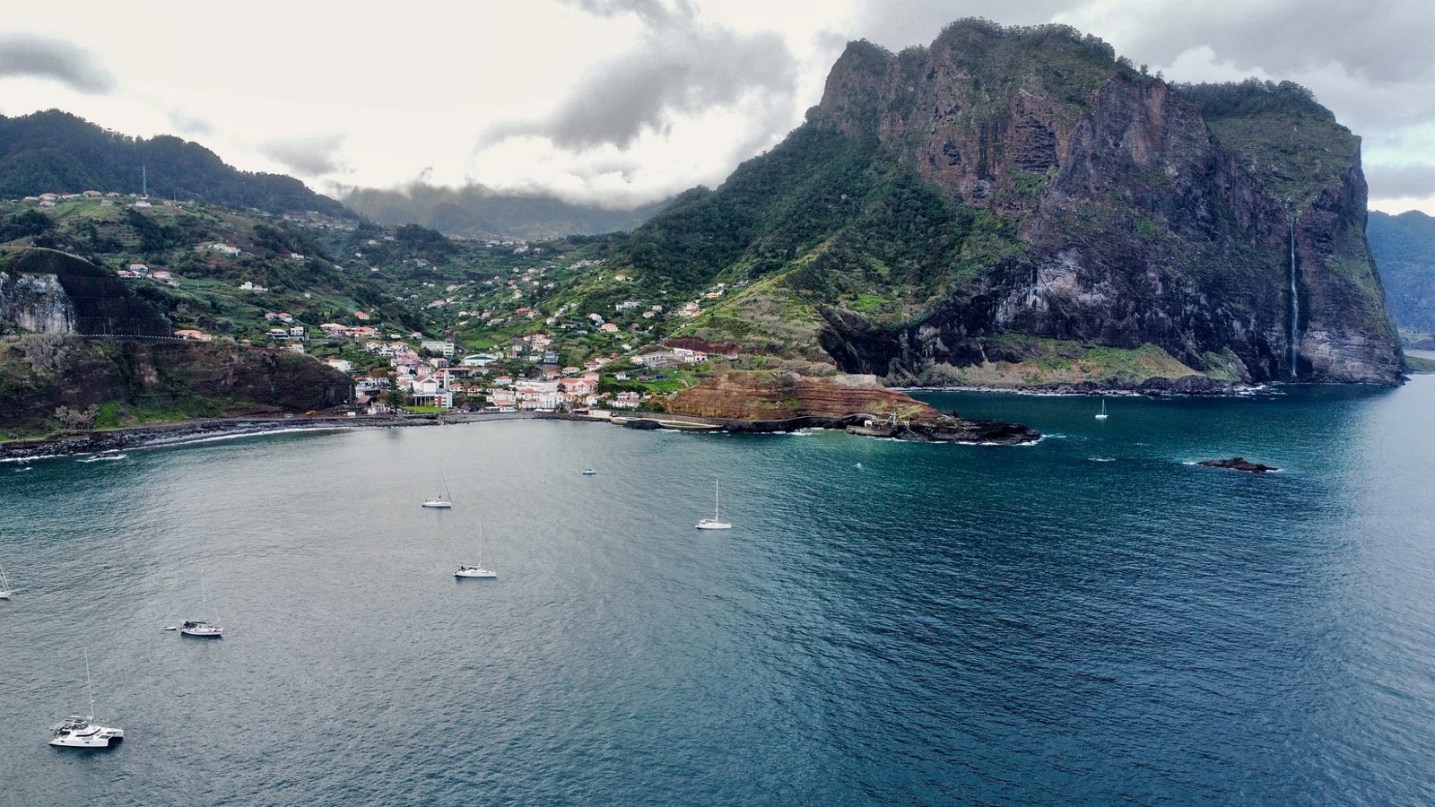 Baía de Porto da Cruz e Penha d'Águia