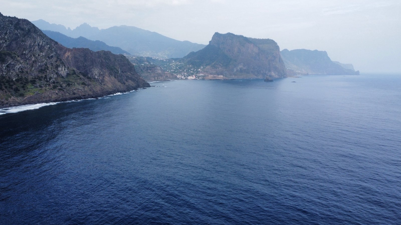 Costa norte da Madeira vista de Porto da Cruz