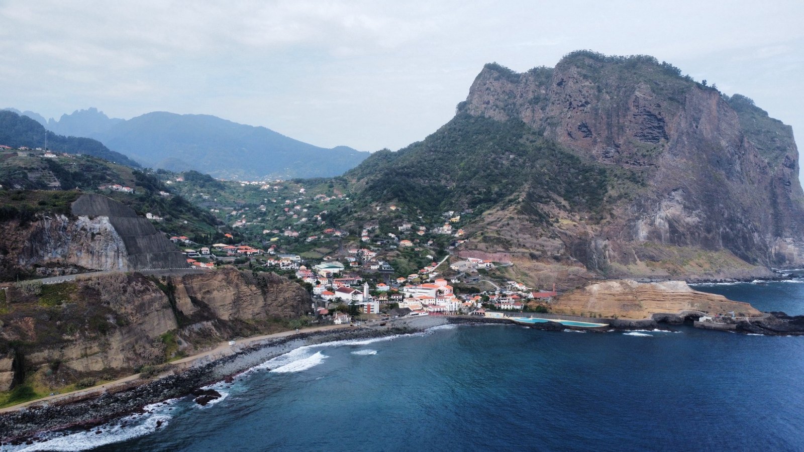 Penha d'Águia e vila de Porto da Cruz