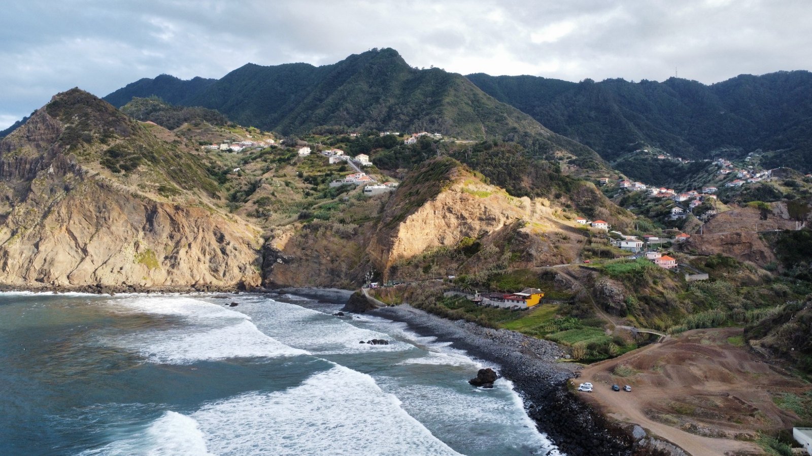Praia e ondas em Porto da Cruz