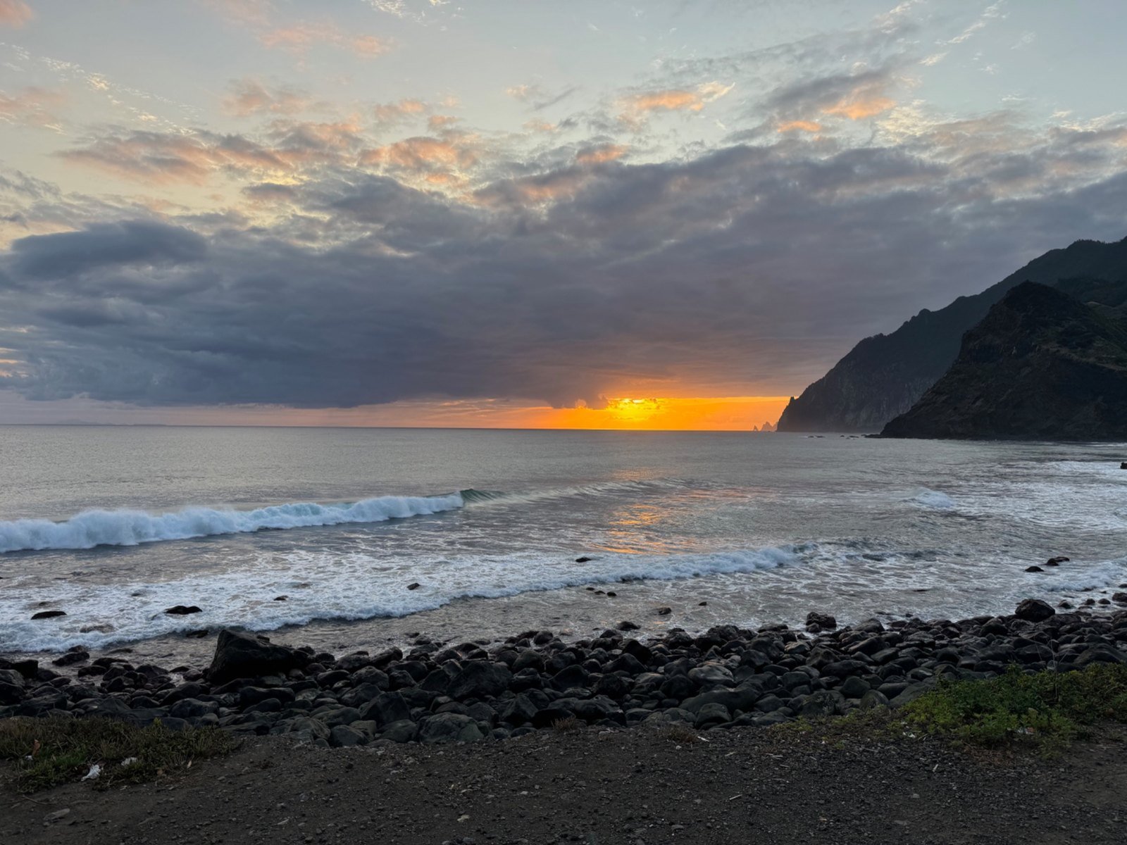 Pôr do sol no mar em Porto da Cruz