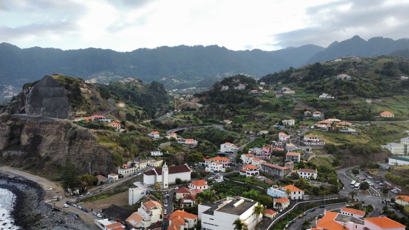 Vista aérea da vila de Porto da Cruz