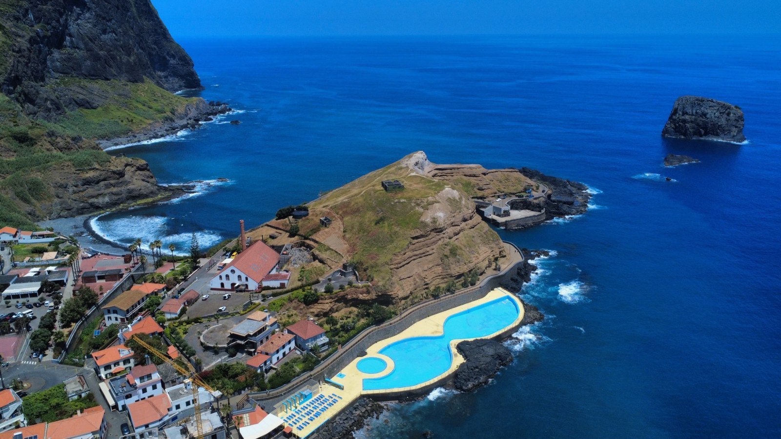 Piscinas naturais e costa de Porto da Cruz