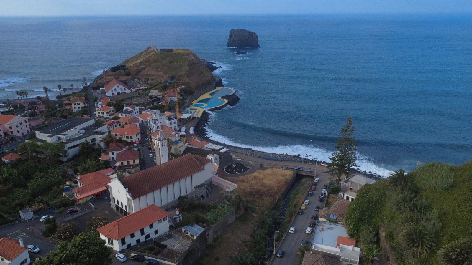 Vista aérea da costa de Porto da Cruz