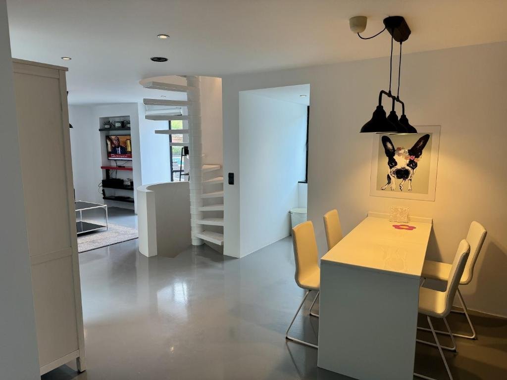 Sea Breeze Boutique House — sala de refeições e escada