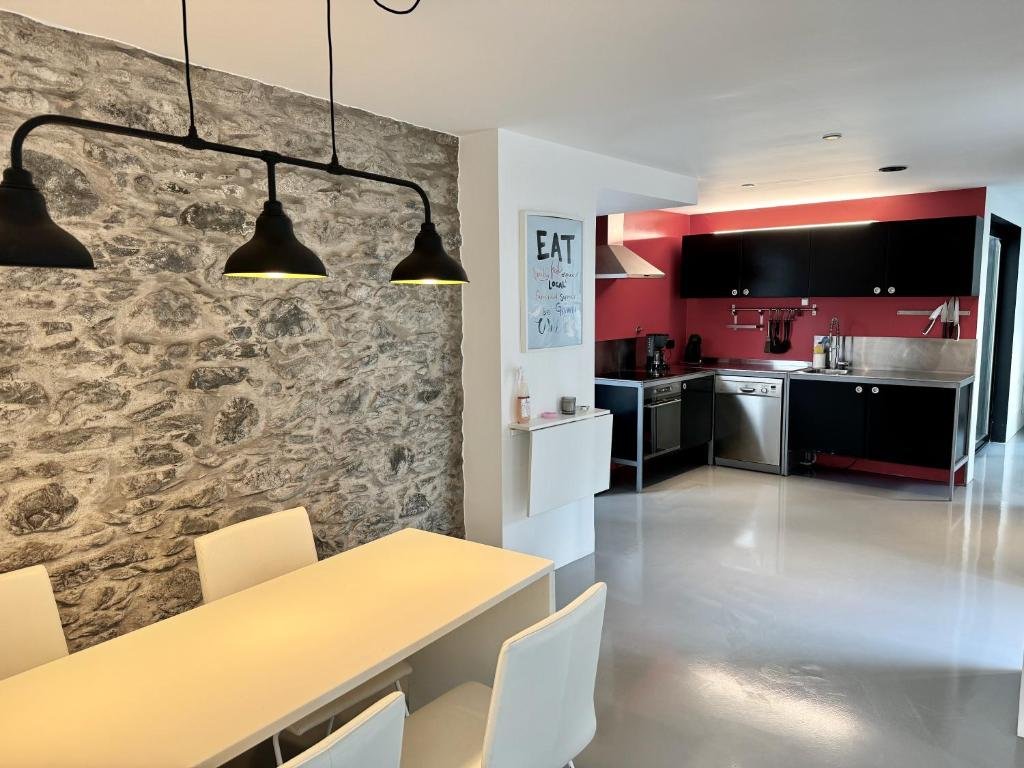 Sea Breeze Boutique House — sala de refeições e cozinha