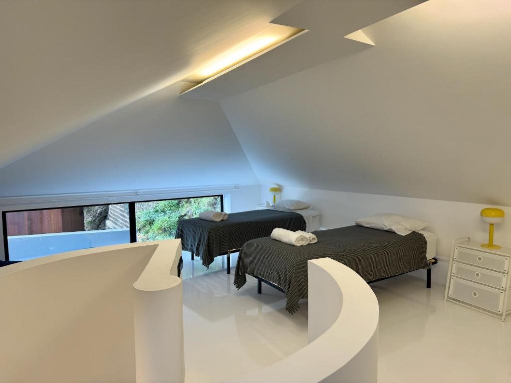 Sea Breeze Boutique House — duas camas no piso superior