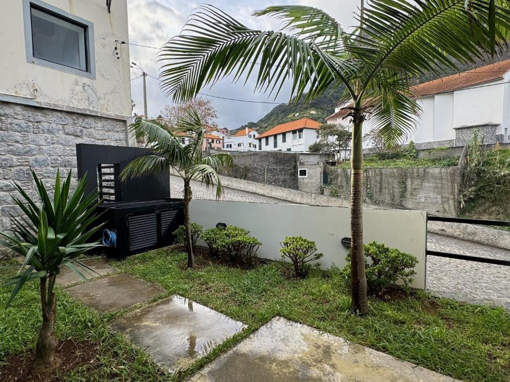 Sea Breeze Boutique House — jardim