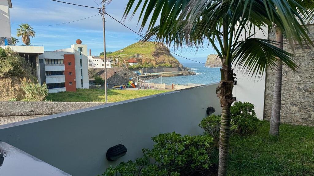 Sea Breeze Boutique House — jardim e vista mar