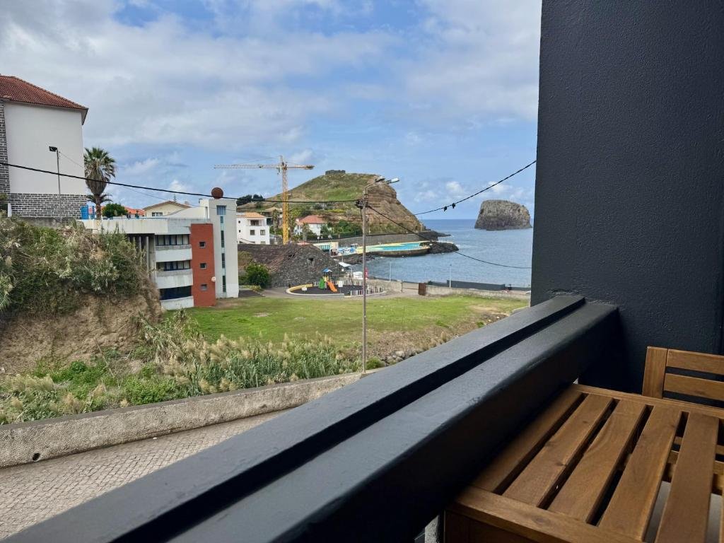 Sea Breeze Studios — varanda com vista para o mar