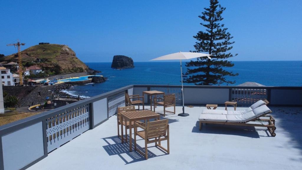Sea Breeze Studios — terraço superior com vista mar