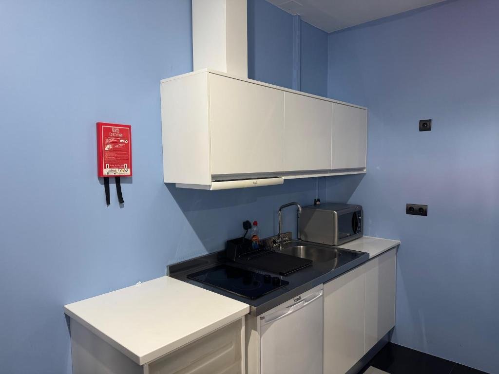 Kitchenette moderna do Studio Sea Breeze
